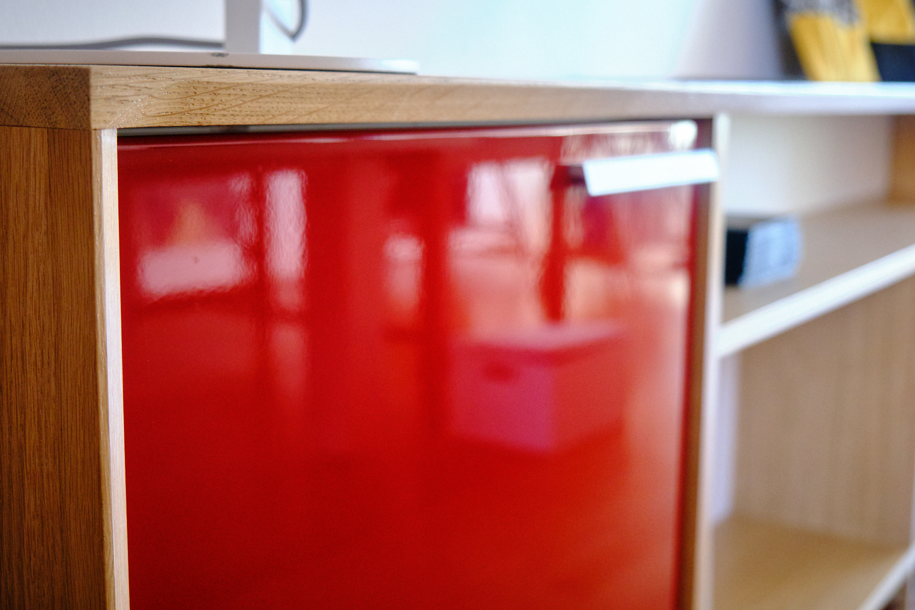 Facade de meuble de rangement laquée rouge