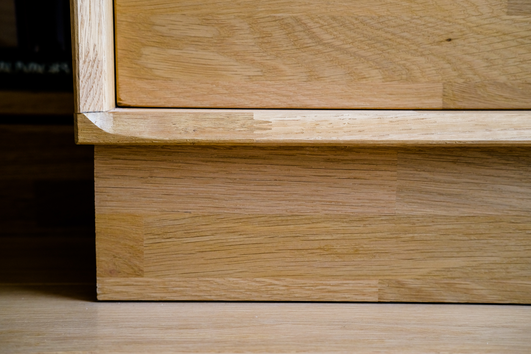 Détail bibliothèque en chêne massif