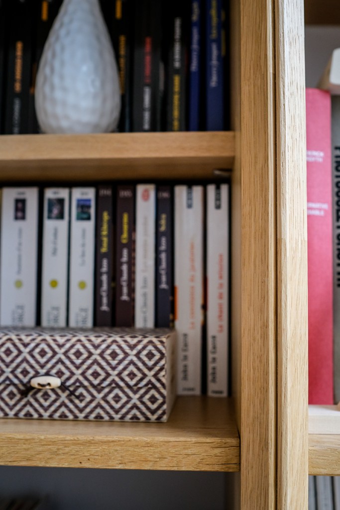 Détail meuble bibiothèque en chêne