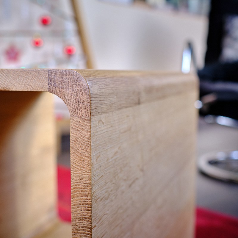 Détail cube design, table contemporaine asymétrique