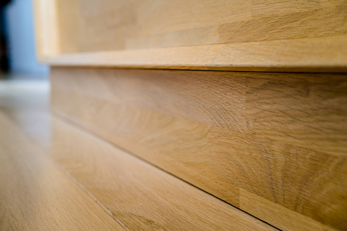 Détail bas de meuble en chêne sur mesure