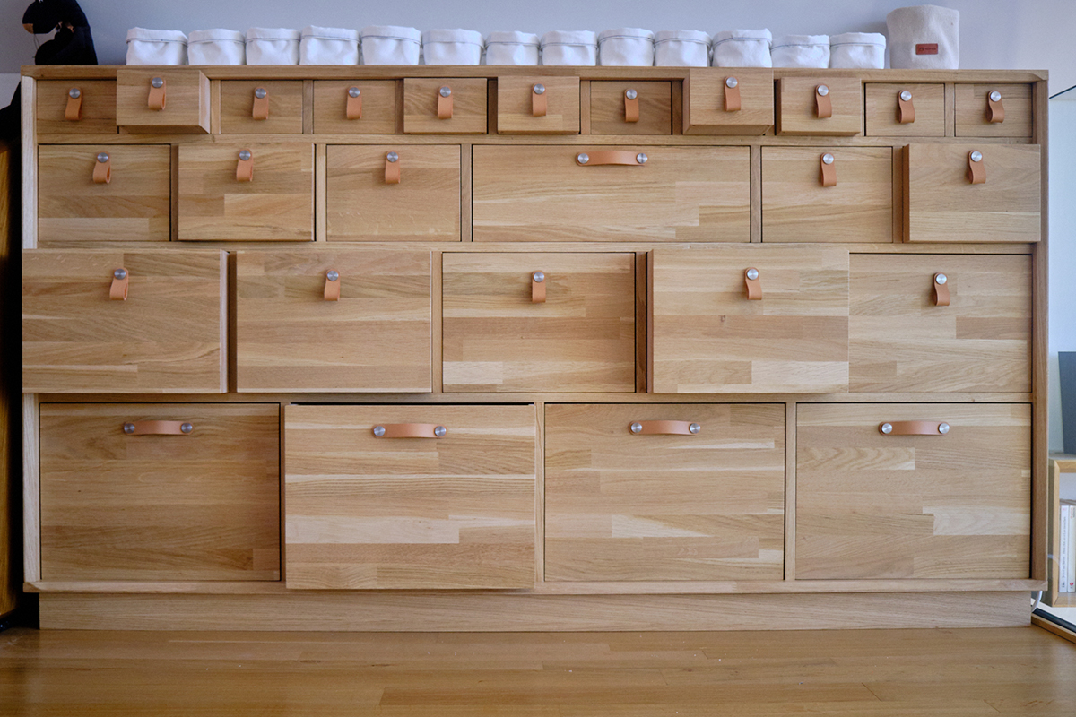 Meuble de rangement à tiroirs mercerie, poignées cuir