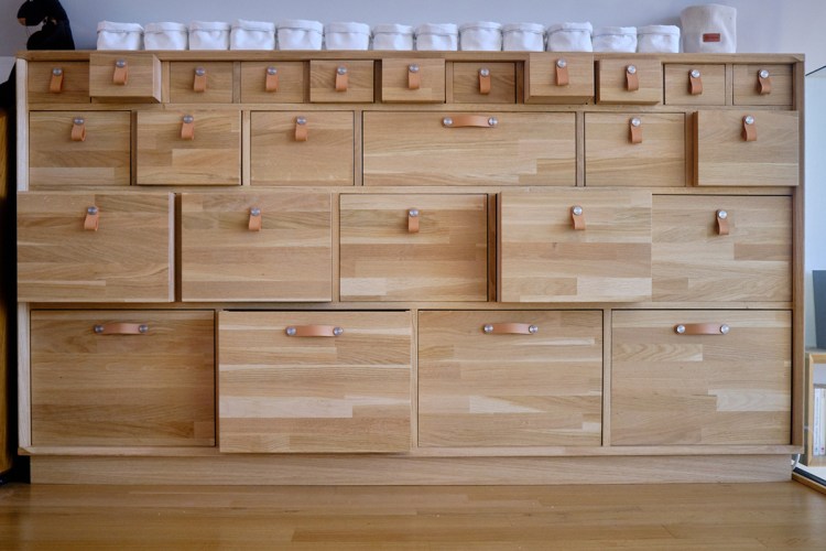 Meuble de rangement à tiroirs mercerie, poignées cuir