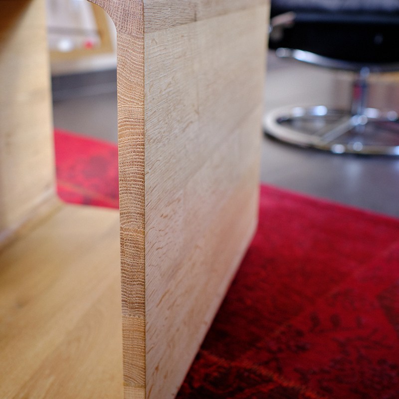 Détail cube design, table contemporaine asymétrique