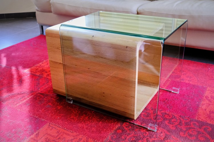 Table contemporaine asymétrique, bois et verre