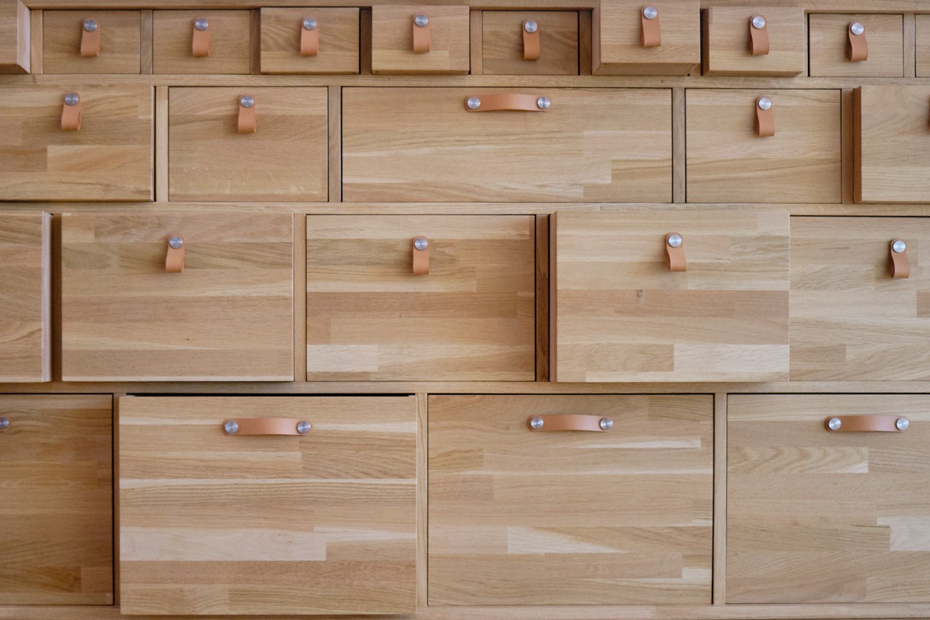 Meuble de rangement à tiroirs mercerie, poignées cuir