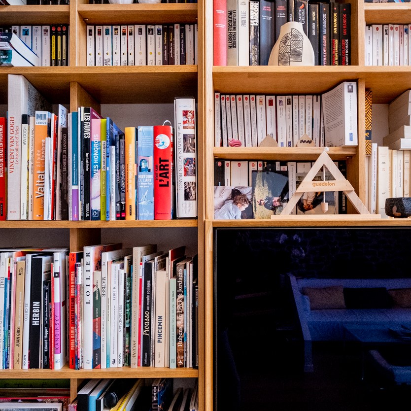 Bibliothèque design en bois massif